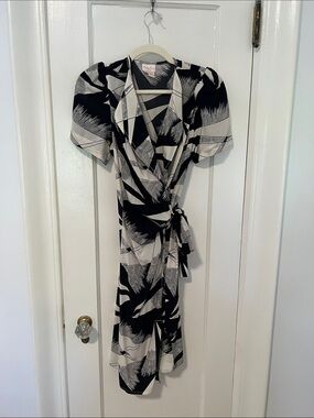 Black & Cream Silk Wrap Dress - Size 10 - Beautiful Sleeves. Open collar.